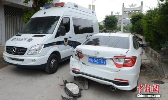  4月28日，福建省福州市閩侯縣發(fā)生一起惡性駕車撞人事件，圖為被撞車輛損毀嚴(yán)重。經(jīng)初查，該肇事男子叫林某新（漢族，37歲，福州長(zhǎng)樂人），因婚姻問題，情緒失控，駕車從閩侯縣青口鎮(zhèn)往尚干鎮(zhèn)方向，沿奔馳大道行駛，連續(xù)撞人。中新社發(fā) 劉可耕 攝