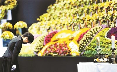 4月29日，韓國(guó)總統(tǒng)樸槿惠為“歲月”號(hào)沉沒(méi)客輪死難者默哀圖片/IC