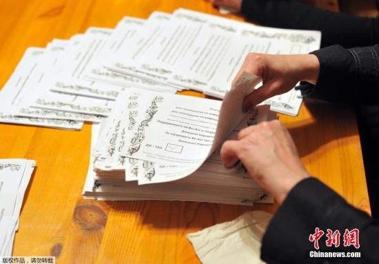 　　當(dāng)?shù)貢r(shí)間2014年5月11日，烏克蘭東部地區(qū)選舉工作人員開(kāi)始公投計(jì)票工作。