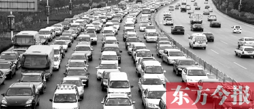 21日，鄭州市中州大道，大量擁堵的汽車將寬寬的道路變成“停車場”