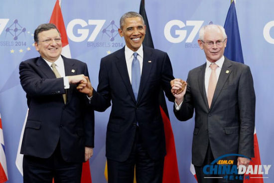 資料圖：6月4日，歐洲理事會主席范龍佩（右）和歐盟委員會主席巴羅佐（左）在會場門口歡迎前來與會的美國總統(tǒng)奧巴馬。由歐盟主持的七國集團領(lǐng)導(dǎo)人會晤4日晚間在布魯塞爾開幕，烏克蘭問題成為本次峰會核心議題。（新華社發(fā) 歐盟理事會供圖）