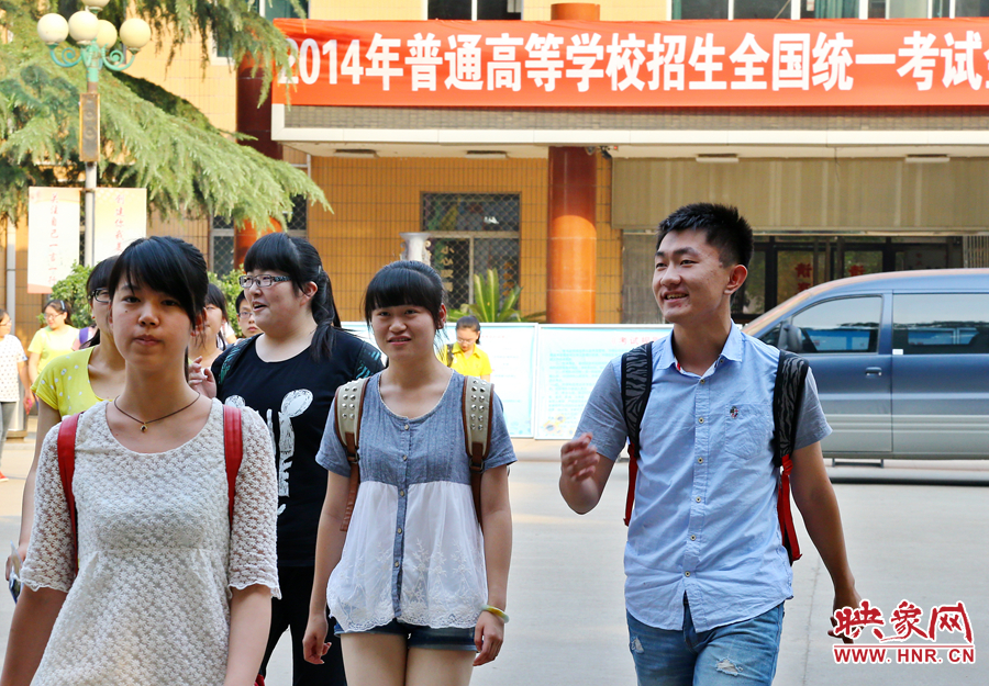 最后一門考試結(jié)束后，考生們一臉輕松的走出考場