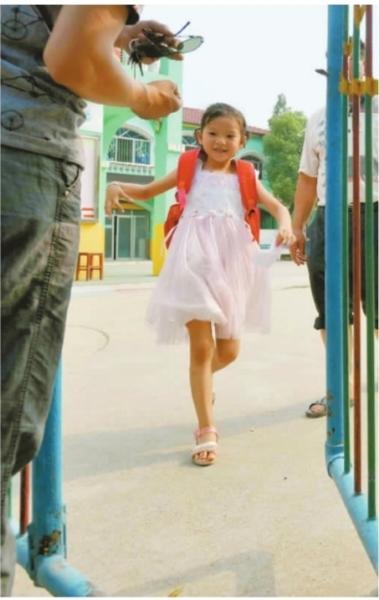 　　昨日，潛江市浩口鎮(zhèn)第三小學(xué)已被戒嚴(yán)，下午幼兒園學(xué)生放學(xué)時(shí)，一些家長前來接孩子