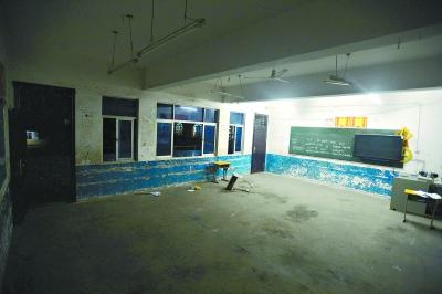 　　昨晚10時(shí)，事發(fā)教室里的書桌幾乎被搬空，一個(gè)損壞的書桌倒在地上