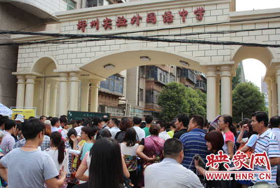 考試快結(jié)束時，陪考的家長涌入學(xué)校接孩子。