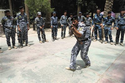 　5日，伊拉克巴格達，新招募的安全部隊成員進行訓練。