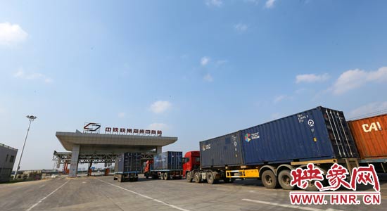 一頭連著生產(chǎn)，一頭牽著消費(fèi)，現(xiàn)代物流業(yè)成為經(jīng)濟(jì)運(yùn)行的血脈。