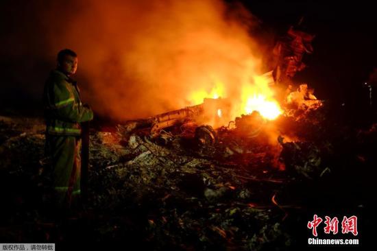 圖為馬航波音777客機在頓涅茨克地區(qū)墜毀的現(xiàn)場。