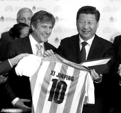 　獲贈(zèng)10號(hào)球衣。