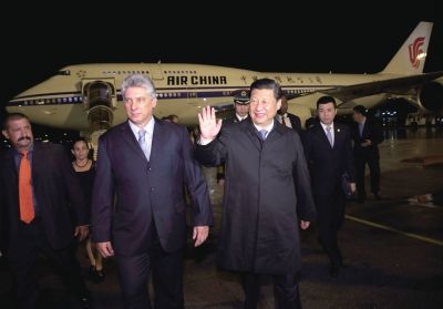 21日晚,習近平乘坐的專機抵達哈瓦那何塞·馬蒂國際機場。古巴國務委員會第一副主席兼部長會議第一副主席