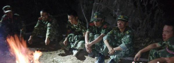 8月5日晚，受困官兵等待天亮以后的救援。