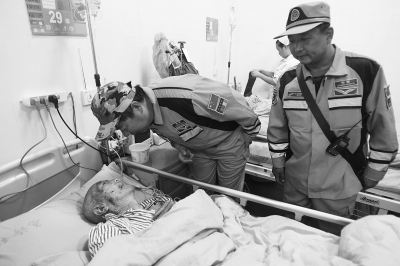 緊張的救援間隙，中國緊急救援河南基地的隊(duì)員還探望了被救的84歲老人。