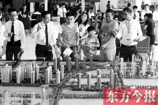 昨天上午，在鄭州市區(qū)一售樓部?jī)?nèi)，看房的顧客比平時(shí)多了不少