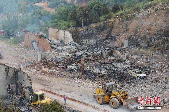 9月23日上午，花炮廠清理工作正在進行，山谷內(nèi)的廠房已被爆炸夷為平地。中新社發(fā) 楊華峰 攝