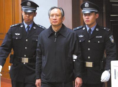 昨天，被告人張曙光在法庭上聽(tīng)取宣判。新華社發(fā)