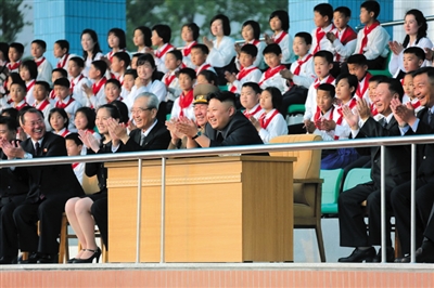 5月2日，金正恩與金與正（前排左二）一起觀看比賽。