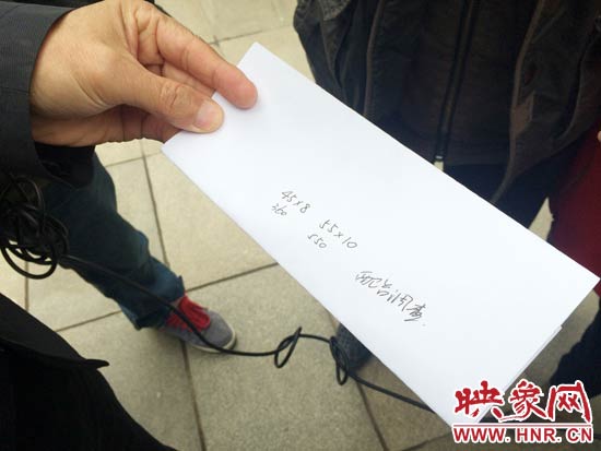 經(jīng)過(guò)初步測(cè)量，河南省人民會(huì)堂主樓的違法廣告牌面積為910平米。