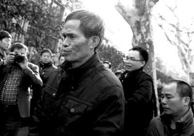 被告人林森浩的父親林尊耀準備進入法院。