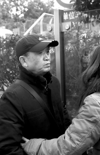 受害人黃洋的父親黃國強準備進入法院。