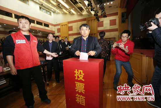 省委宣傳部副部長、省新聞出版廣電局局長朱夏炎現(xiàn)場投票