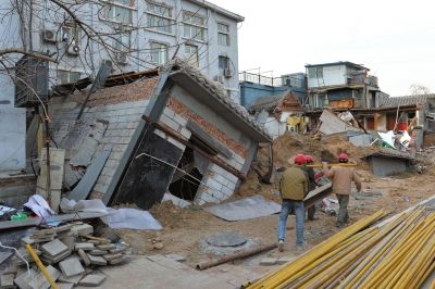 坍塌事故發(fā)生后，房屋傾倒在地面上。記者 徐曉帆/攝
