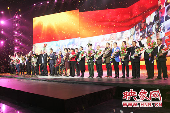 10位獲獎?wù)吆?個愛心集體合影。