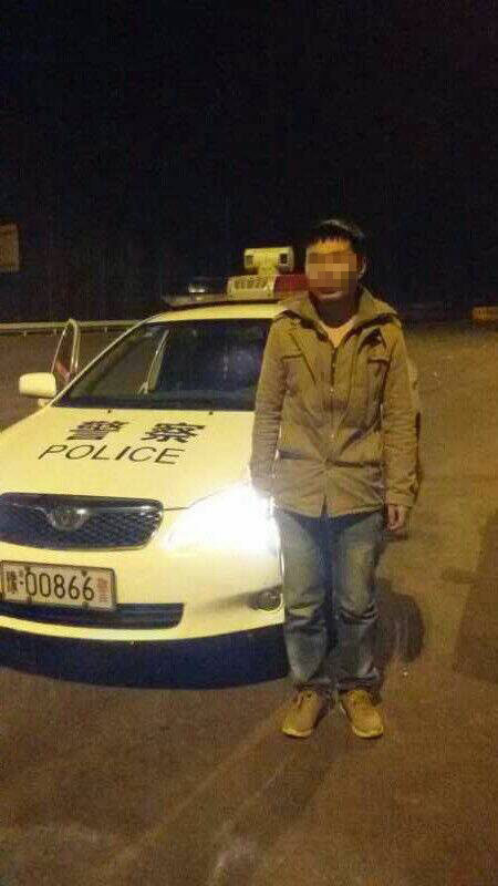 男子被父親拋棄后，在高速交警的幫助下才得以回家。