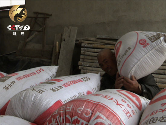 為了搶收稻米劉克升和兒子爭(zhēng)分奪秒十幾分鐘就裝了十幾袋大米 為了搶收稻米劉克升和兒子爭(zhēng)分奪秒十幾分鐘就裝了十幾袋大米