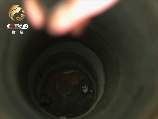 記者用手電查看了這口井里面沒(méi)有任何配套設(shè)施 記者用手電查看了這口井里面沒(méi)有任何配套設(shè)施