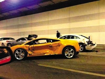 一目擊者出示照片，隧道內(nèi)，事發(fā)時還停著多輛車，其中一輛黃色豪車車門明顯內(nèi)凹，另一白色車車尾損毀嚴重。