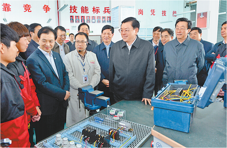 4月14日上午，中共中央政治局常委、全國(guó)人大常委會(huì)委員長(zhǎng)張德江在許昌技術(shù)經(jīng)濟(jì)學(xué)校與血神們親切交談。