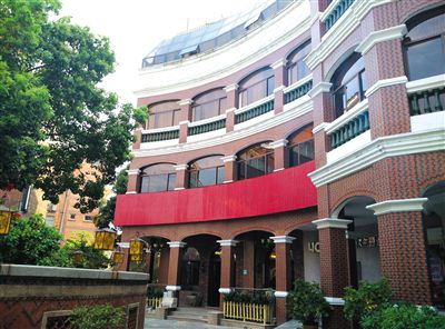 泉州多名干部稱，2010年下半年，徐鋼每周至少三天的下午在這幢建筑的地下酒窖。