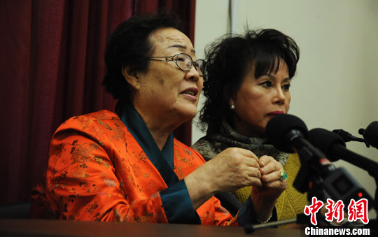 圖為慰安婦受害者李容洙（Lee Yong Soo。圖左）發(fā)表講話，要求安倍正式道歉。