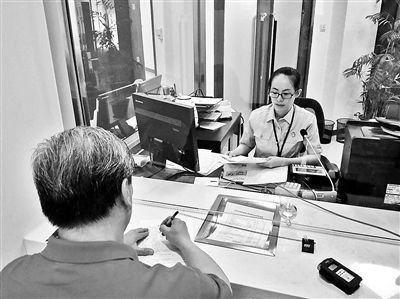 昨天，第一位行政案件立案者冀先生在立案大廳窗口前立案