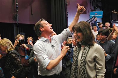 4日，英國巴斯，卡梅倫和妻子薩曼莎到一所女子學(xué)校助選。英國大選前夕，主要政黨的領(lǐng)袖們紛紛派妻子去拉選票。