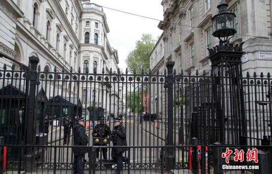 5月7日，英國舉行大選，英國首相府所在地唐寧街10號加強安保。民調(diào)顯示，英國兩大政黨保守黨和工黨的支持率不相上下，此次大選被稱為英國近40年來最難預(yù)測結(jié)果的一次大選。<a target='_blank' ><p  align=