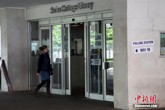 月7日，英國舉行大選，650個選區(qū)的選民前往投票站，選出代表各自選區(qū)的國會議員，贏得全國超過半數(shù)選區(qū)議席(即超過325個席位)的政黨，則獲得執(zhí)政權(quán)。圖為一名選民進入投票站投票。<a target='_blank' ><p  align=