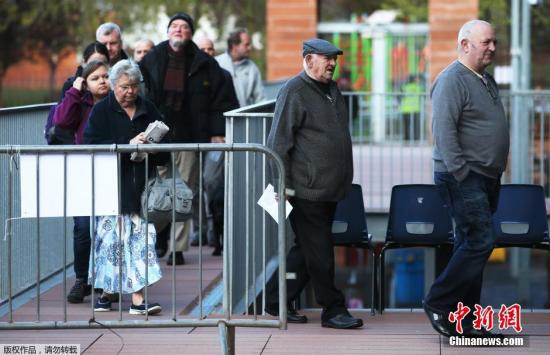 2015年英國大選投票已經(jīng)于當(dāng)?shù)貢r間5月7日早7點(北京時間7日下午14時)開始。選民將在首相卡梅倫領(lǐng)導(dǎo)的保守黨、米利班德領(lǐng)導(dǎo)的工黨及其他一些小黨中做出抉擇，投票結(jié)果將于8日出爐。