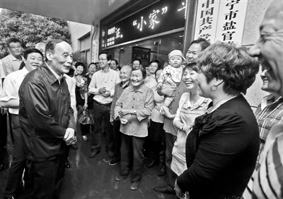 5月8日，王岐山與海寧市鹽官鎮(zhèn)桃園村黨委班子成員、老黨員和群眾親切交流供圖/新華社