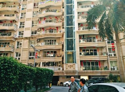 泉州鬧市區(qū)刺桐路上一小區(qū)。5月5日凌晨，泉州安監(jiān)局調研員謝清平在7號樓自殺。