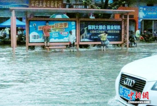 圖為暴雨持續(xù)兩小時(shí)，韶關(guān)市區(qū)又變“水城”。陳惠賢 攝