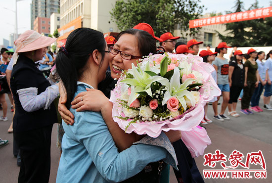 考試結束，考生與家長深情的擁抱