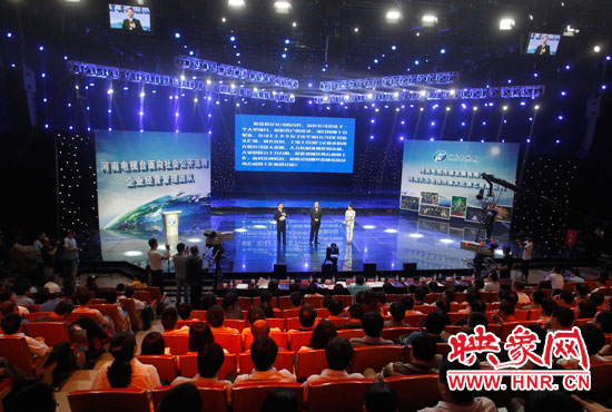 16日上午，河南電視臺1500平米演播廳內(nèi)座無虛席。