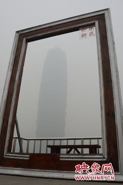 霧霾中的“大玉米”(資料圖) 霧霾中的“大玉米”(資料圖)