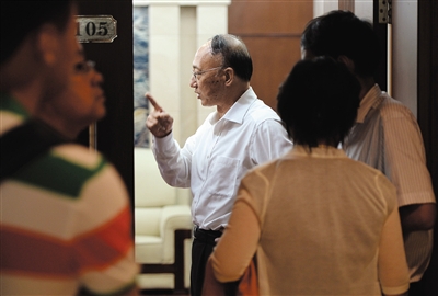 劉鵬局長走出會(huì)場。昨日的足球改革發(fā)展工作會(huì)議上，國家體育總局為中國足球“開了一扇門”。新京報(bào)記者 吳江 攝