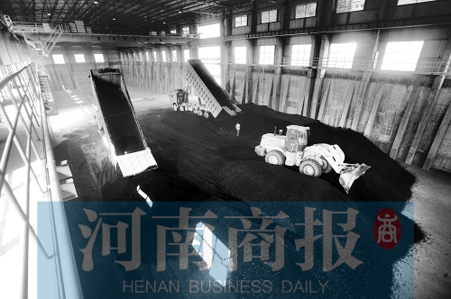 大量煤炭運往南區(qū)供熱站，為今冬供暖做準(zhǔn)備 河南商報記者 鄧萬里/攝