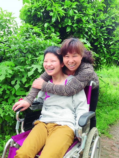 黃揚和母親許秀梅在陽光下好開心。（黃珊攝）