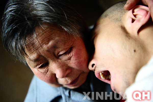 3月29日，母親邵秀景（左）同楊林在一起。