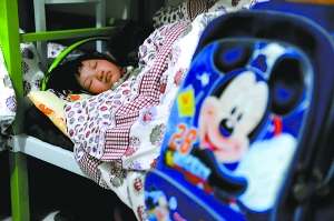 一名兒童昨晚在蘭考縣臨時(shí)救助站的房間入睡。新華社發(fā)