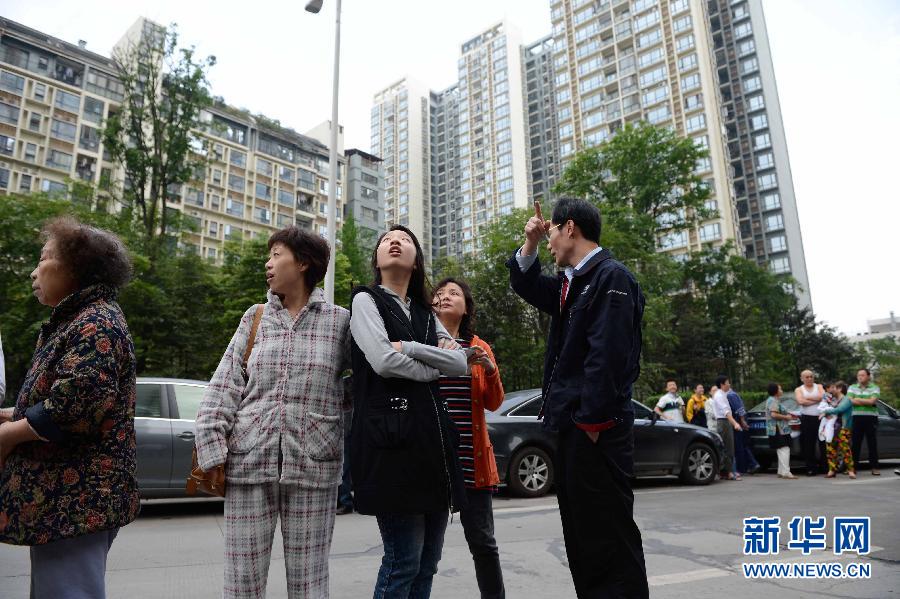 四川雅安發(fā)生7.0級地震 成都居民樓下避震 四川雅安發(fā)生7.0級地震 成都居民樓下避震